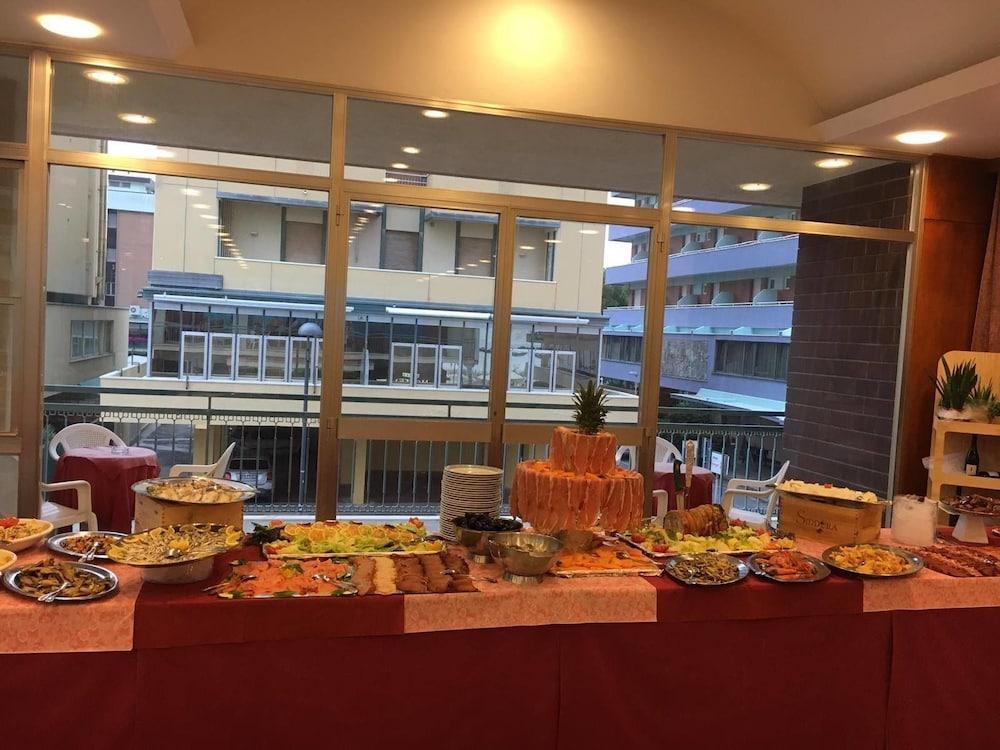 Hotel Majestic Pesaro Luaran gambar