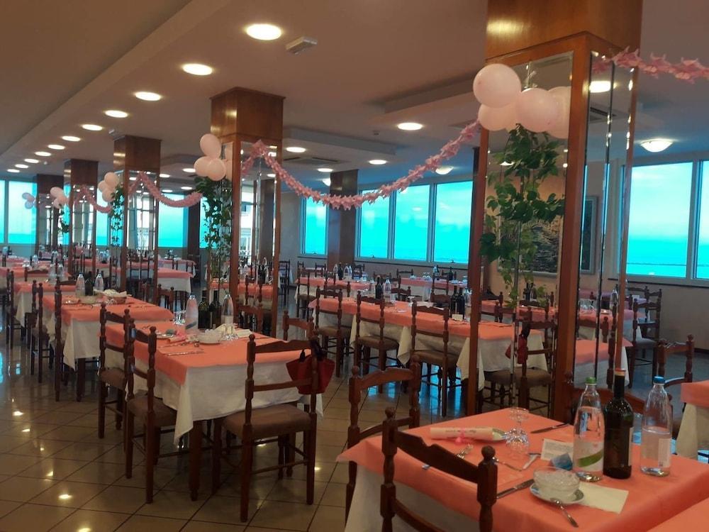 Hotel Majestic Pesaro Luaran gambar